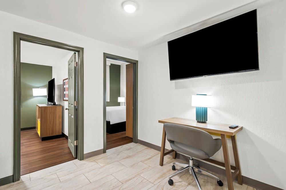 Suite, 2 Bedrooms - Photo 1
