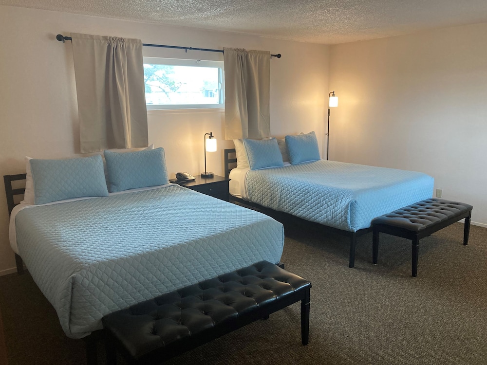 Standard Room, 2 Queen Beds, Non Smoking, Partial Ocean View - Photo 1