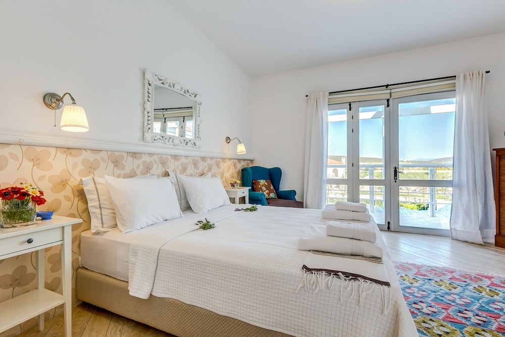 Deluxe Room, Pool View photo 1