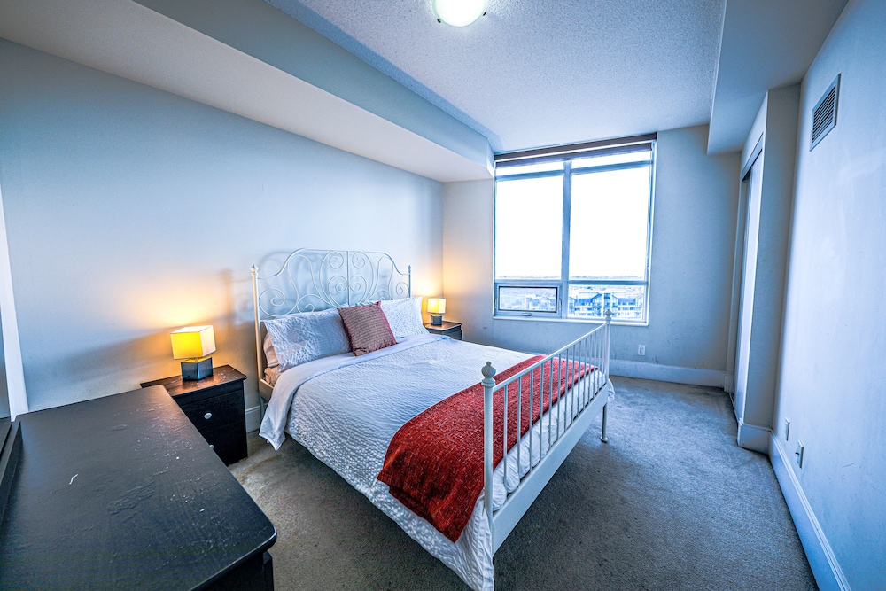 Luxury Condo, 2 Bedrooms, Accessible, Lake View