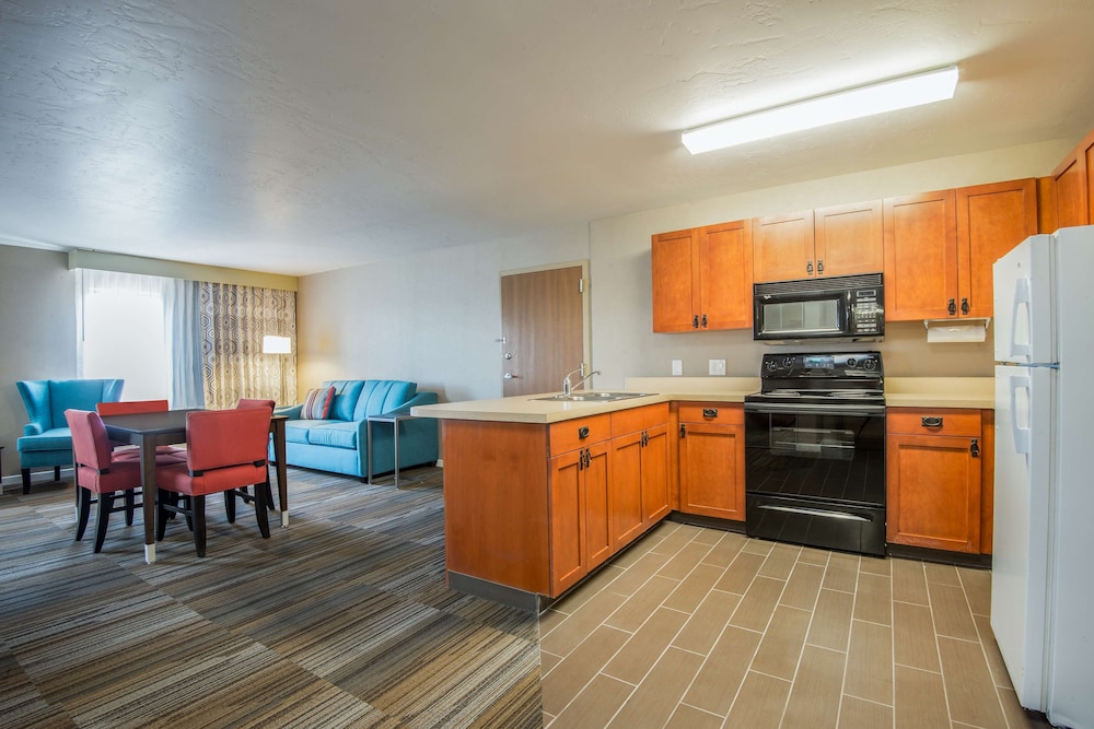 Suite, 1 King Bed, Kitchen - Photo 2