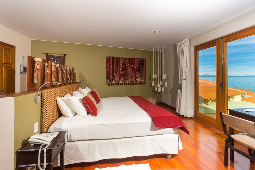 Premium Double Room, 1 King Bed, Balcony, Lake View photo 2