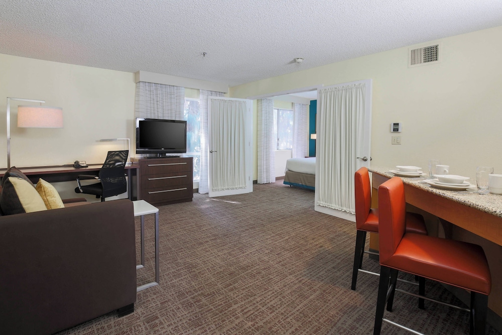 Suite, 1 Bedroom - Photo 1