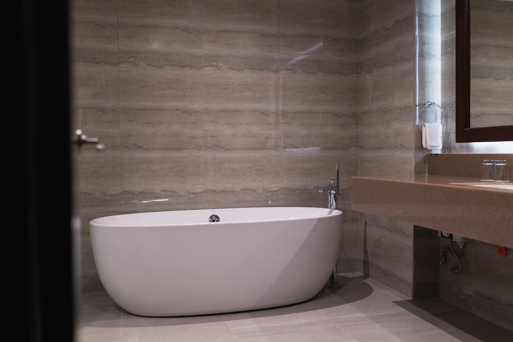 Executive Room, 1 King Bed, Bathtub - Photo 8