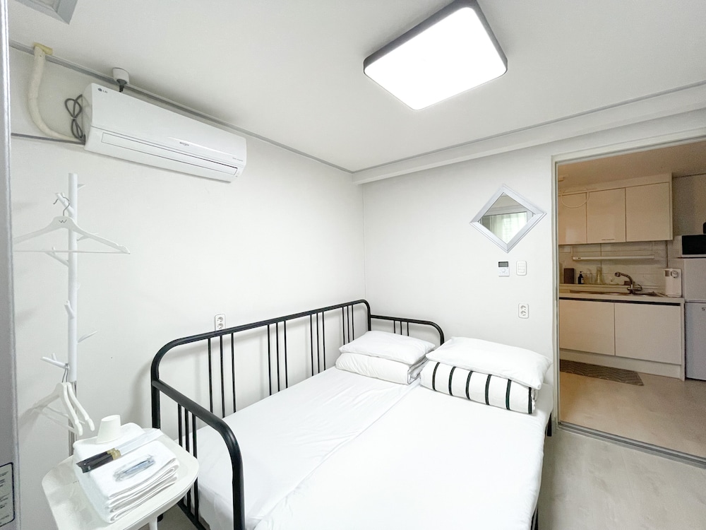 Basic Double or Twin Room, Non Smoking, Private Bathroom (Self Check-In, non-Korean nationals only) photo 1
