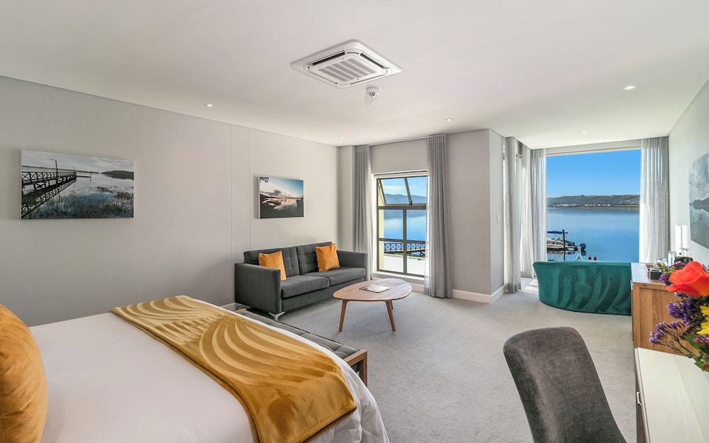 Deluxe Suite - Lake Facing - 4 photo 2