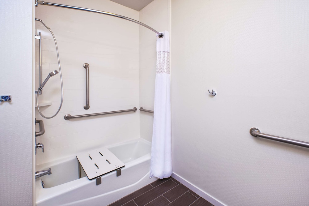 Suite, 2 Queen Beds, Accessible, Bathtub