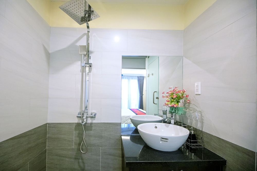 Deluxe Room, 1 Queen Bed, Balcony, City View photo 3