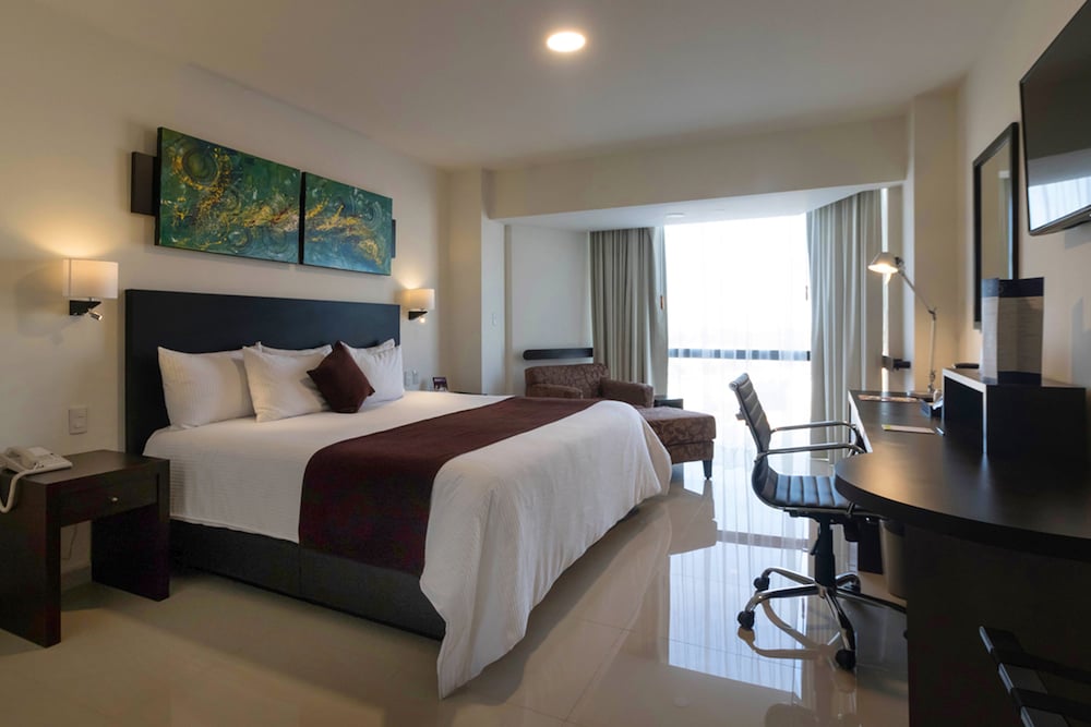 Deluxe Room, 1 King Bed photo 1