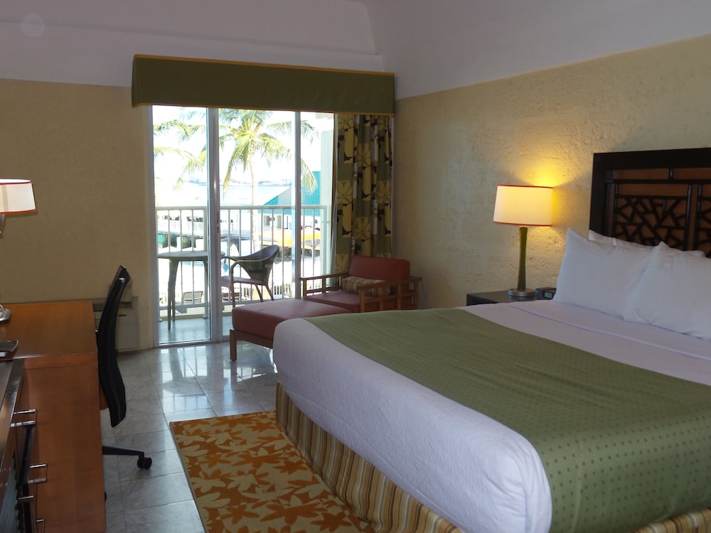 Room, 1 King Bed, Balcony, Beach View - Photo 2