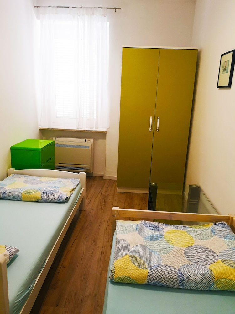 Room, 2 Twin Beds, Non Smoking, Shared Bathroom - Photo 4