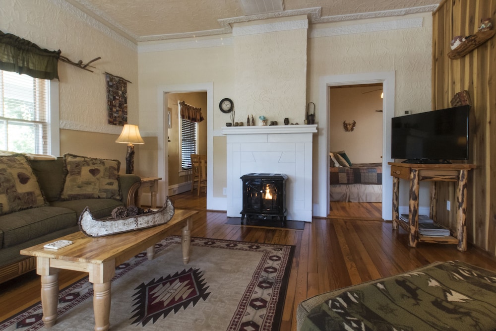 Prairie Edge Suite, 1 King Bed with Sofa bed, Patio photo 3