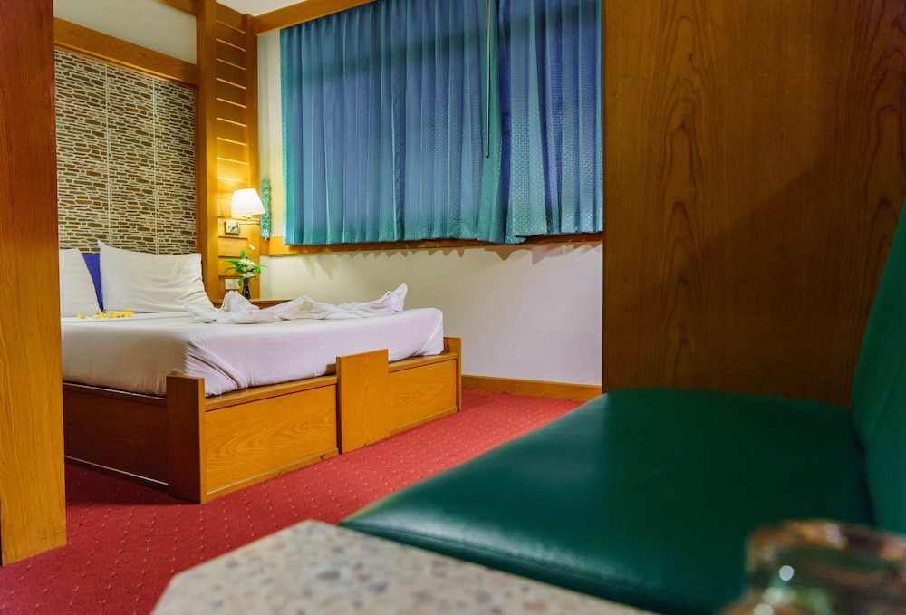 Standard Room, 1 Queen Bed photo 2