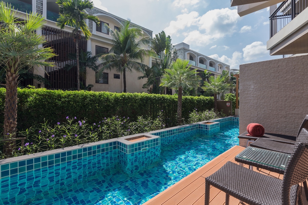 Deluxe Room, Pool Access photo 2