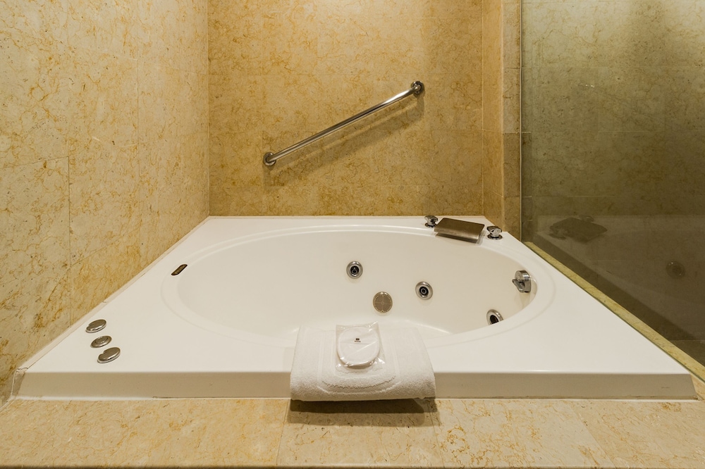 Master Suite thumbnail 6