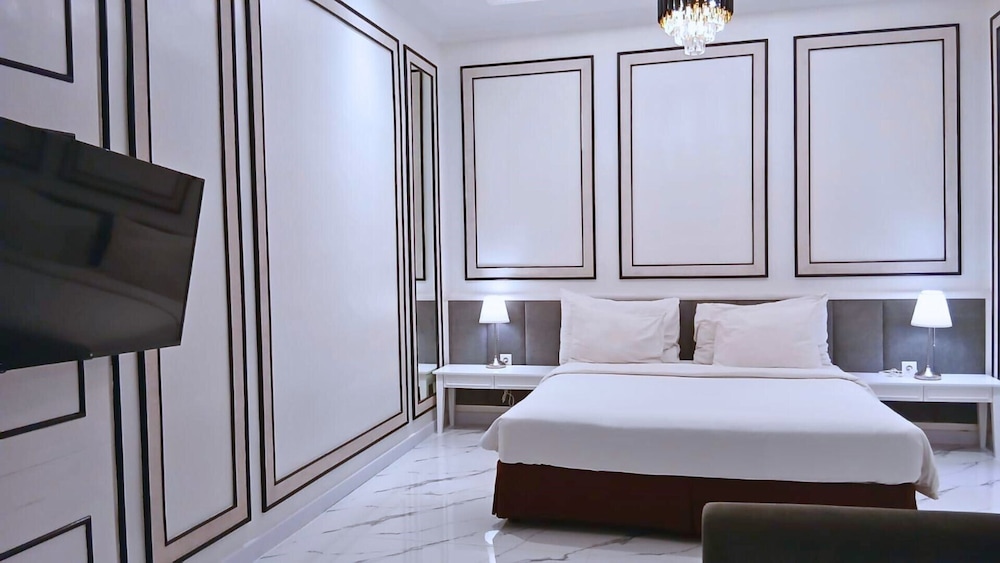 Deluxe Suite, 1 King Bed, Non Smoking photo 1