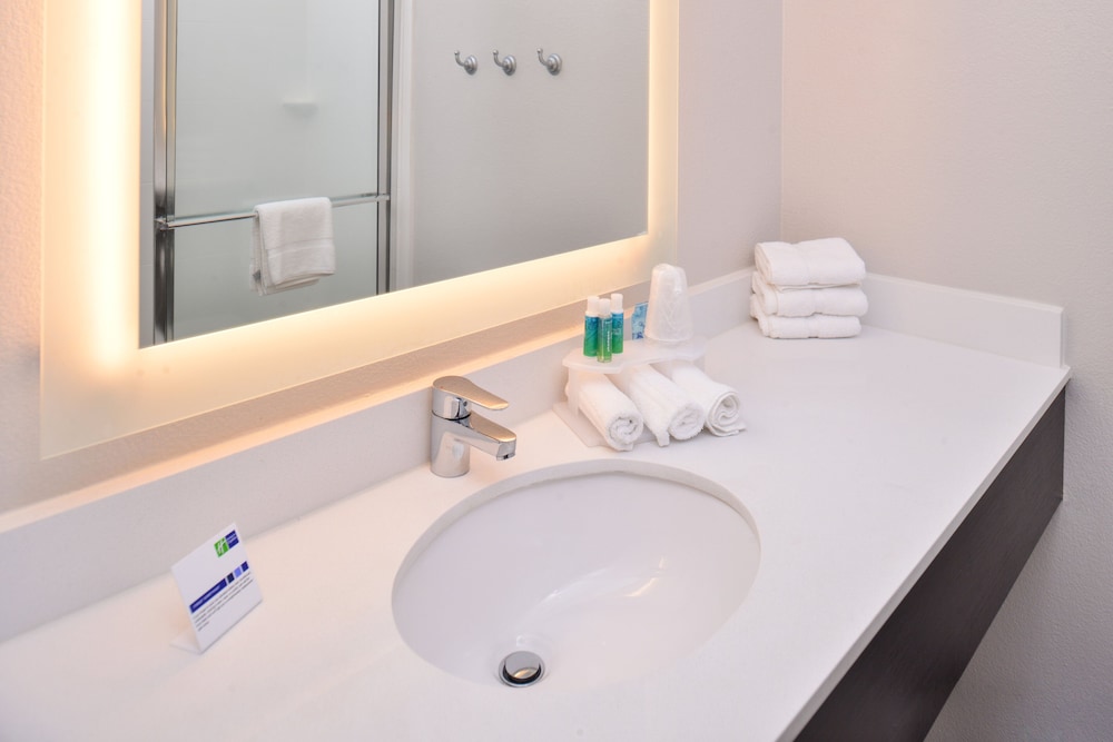 Standard Room, 1 King Bed, Accessible (Accessible Tub) - Photo 5