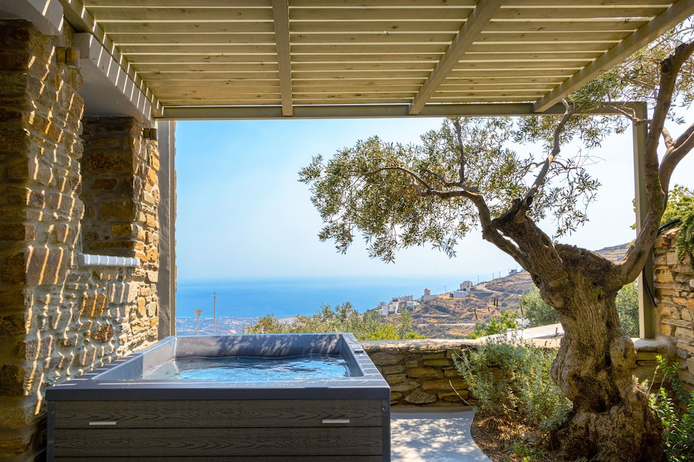 Outdoor Hot Tub, Suite, Sea View photo 3