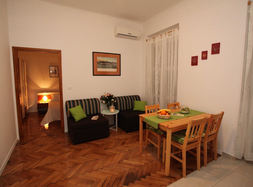 Apartment (One Bedroom Apartment with Balcony (o)