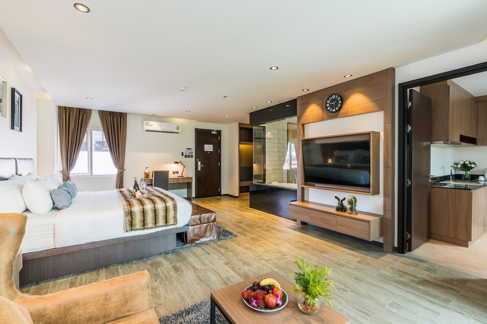 Junior Suite, 1 King Bed, Balcony photo 1