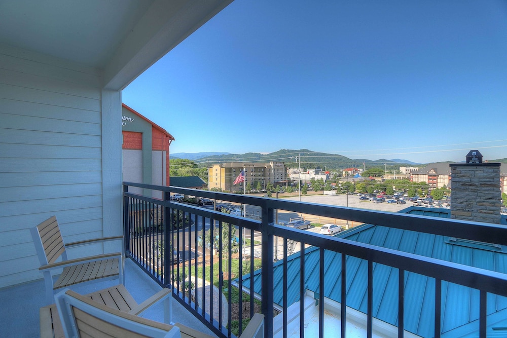 Deluxe Room, 1 King Bed, Accessible, Balcony (Hearing) photo 3
