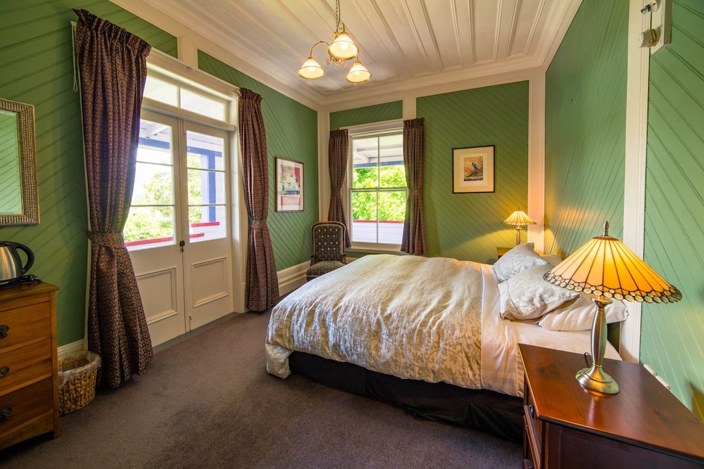 Classic Double Room, Hill View (Green Room)