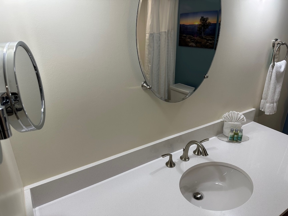 Deluxe Room, 2 Queen Beds, Refrigerator & Microwave (Hotel) (No Pets) - Photo 2