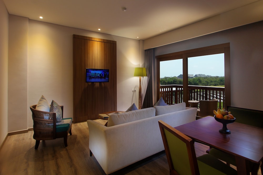 Kirana Suite with Bathtub (Free Welcome Fruit Basket Upon Arrival) photo 2