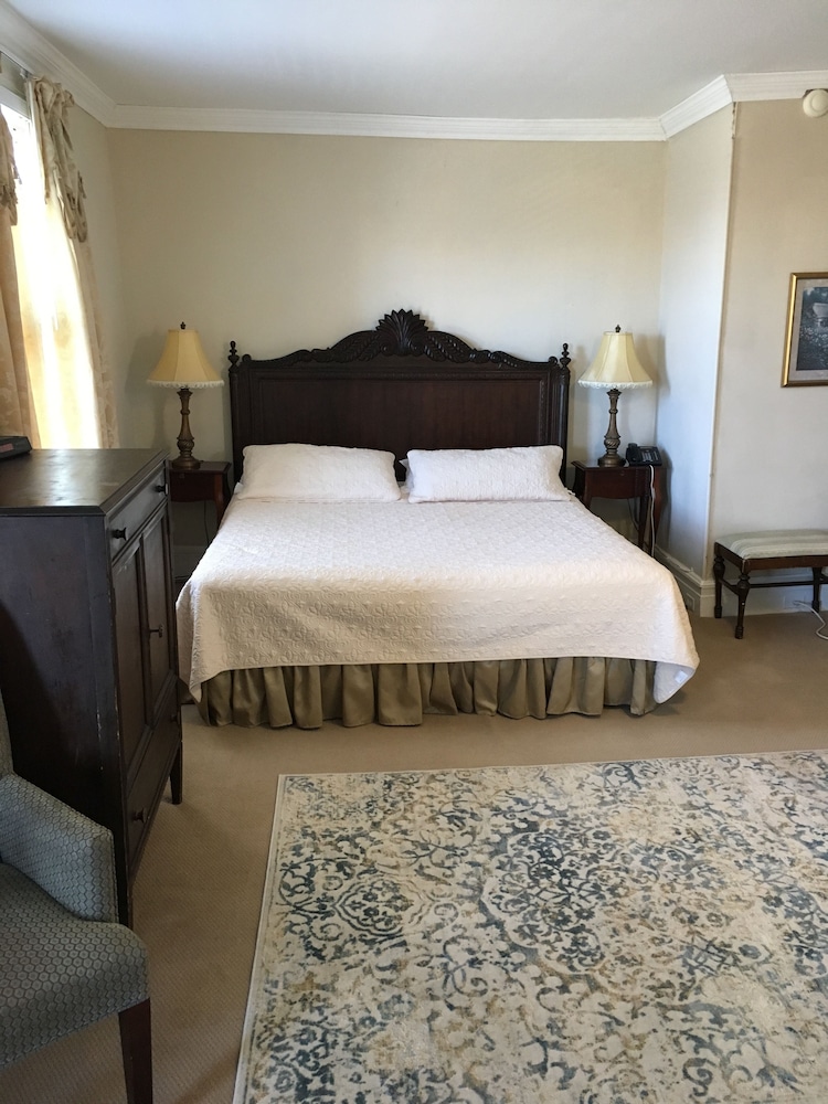 Signature Studio Suite, Refrigerator & Microwave photo 2