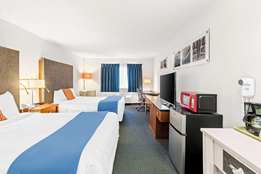 Room, 2 Queen Beds, Non Smoking - Photo 4
