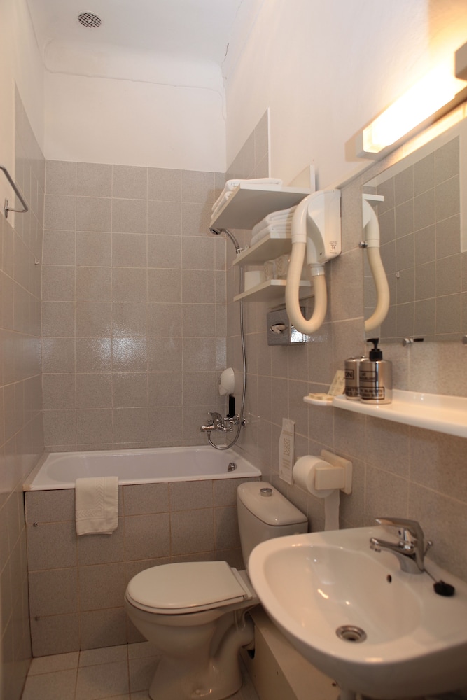 Standard Twin Room photo 3