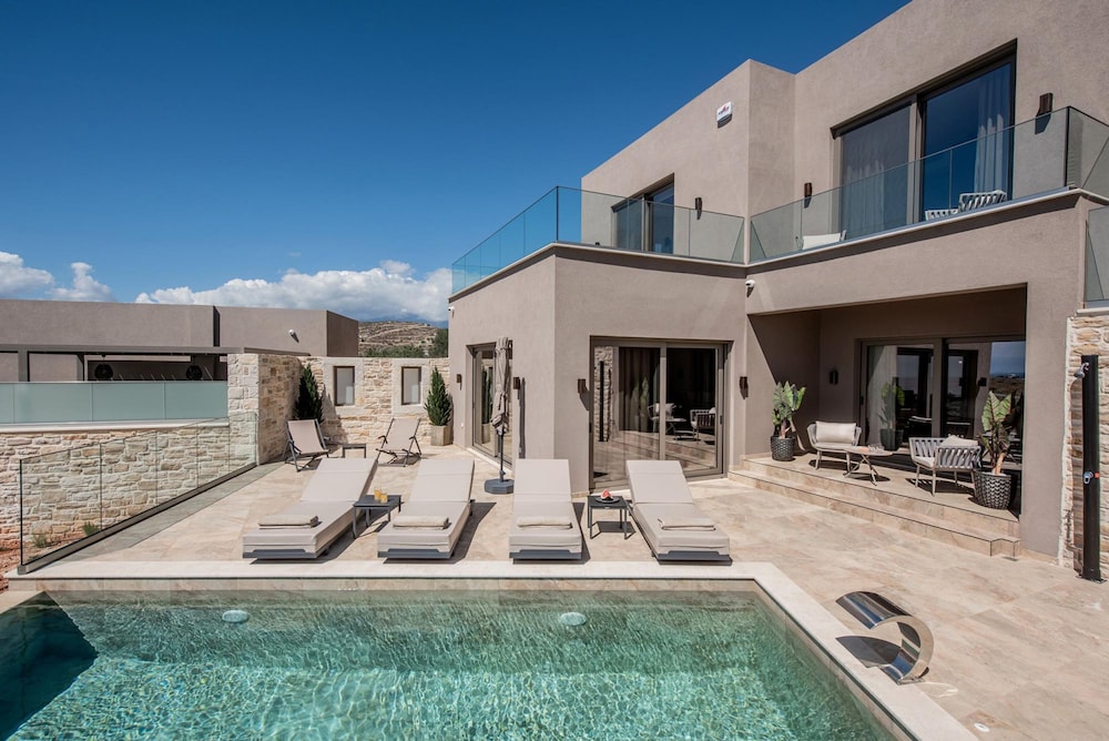 Villa, Smoking photo 2