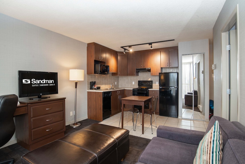 Suite, 1 Queen Bed, City View