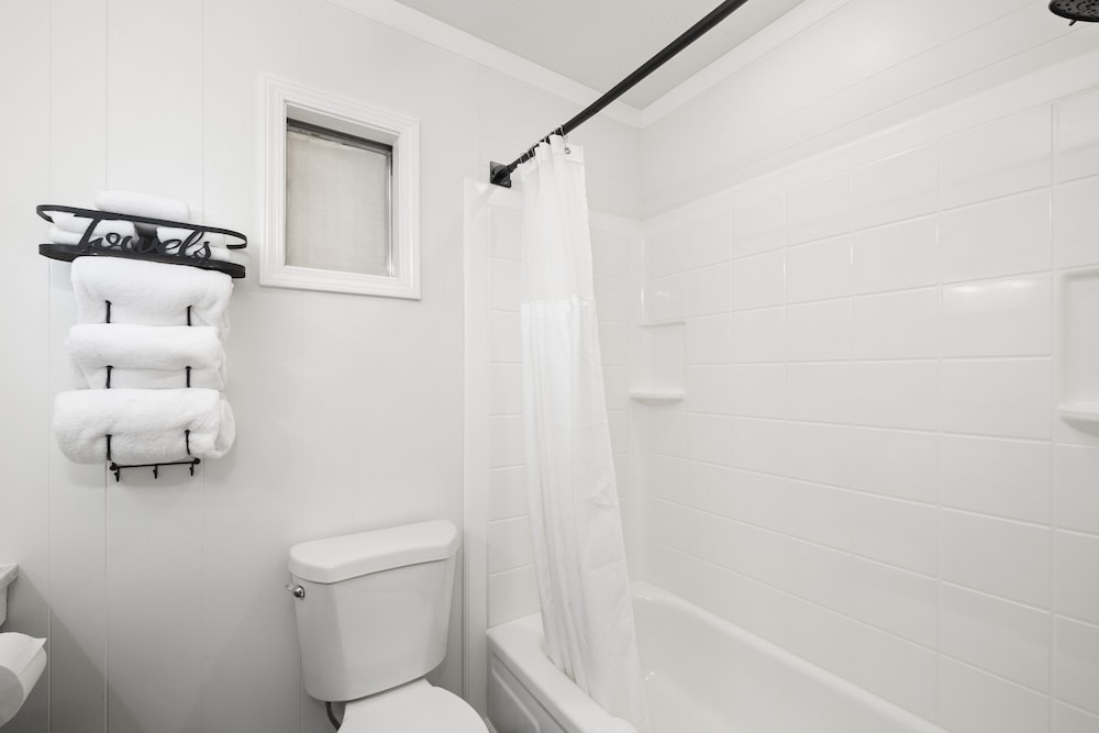 Deluxe Studio Suite, 1 King Bed, Balcony, Valley View photo 2