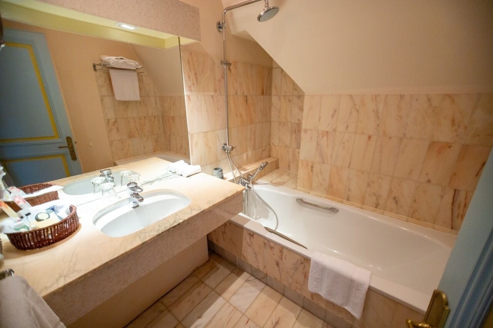 Classic Double Room, Ensuite, Garden View (Charlotte De Montmorency) - Photo 5