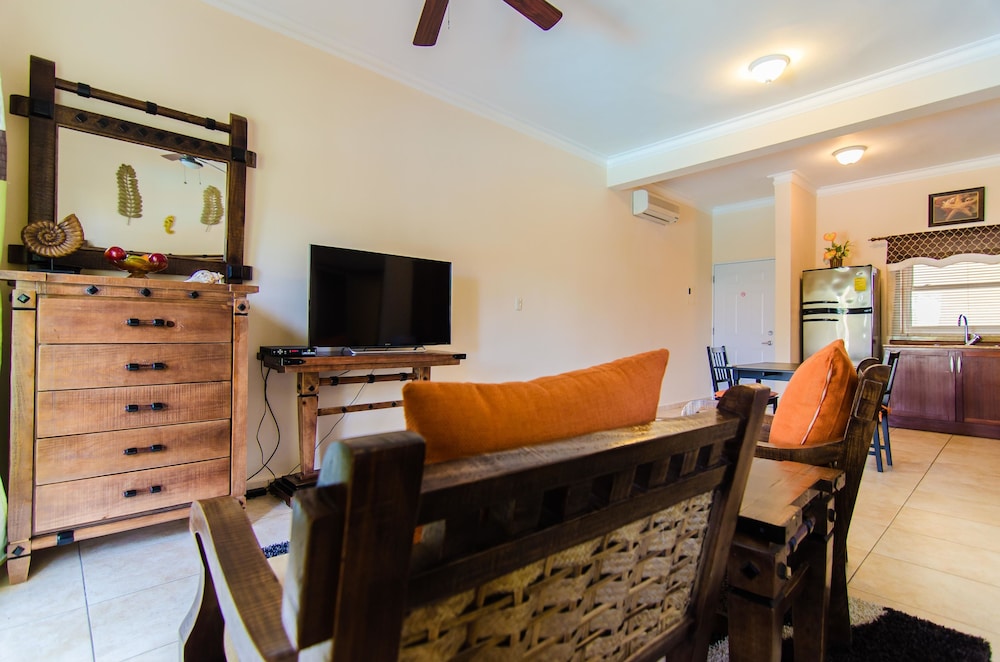 Comfort Studio, 1 King Bed, Pool View, Beachfront photo 3
