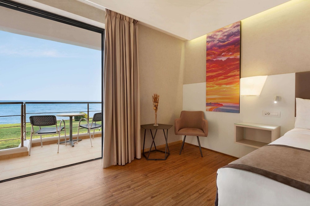 Room, 1 King Bed, Non Smoking, Sea View - Photo 9