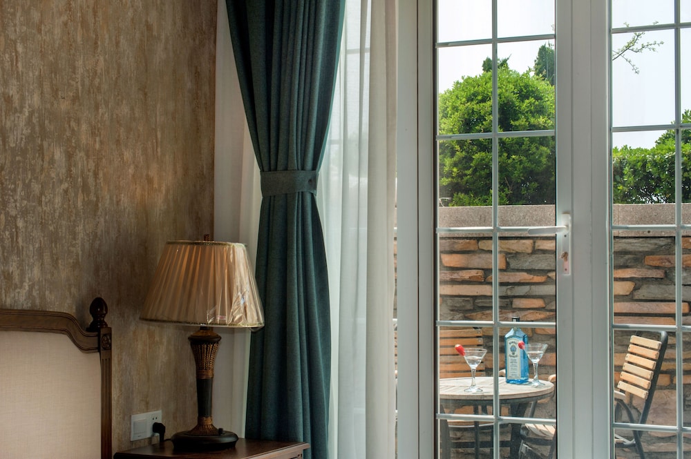 Holiday garden view room photo 2