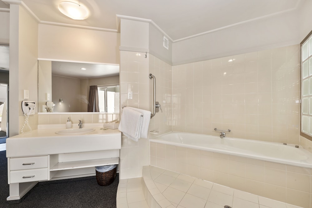 Three Bedroom Apartment, Lake Views