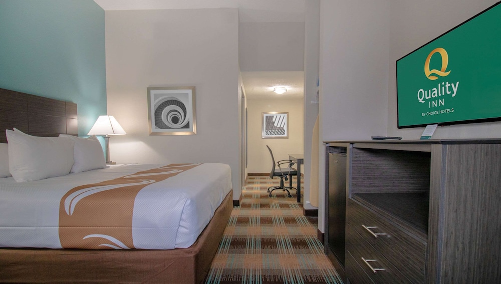 Standard Room, 1 King Bed, Non Smoking - Photo 3