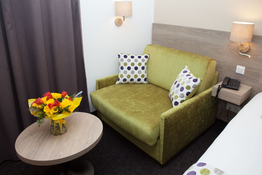 Comfort Room, 1 Queen Bed, Non Smoking, Bathtub (with Single Sofabed) - Photo 3