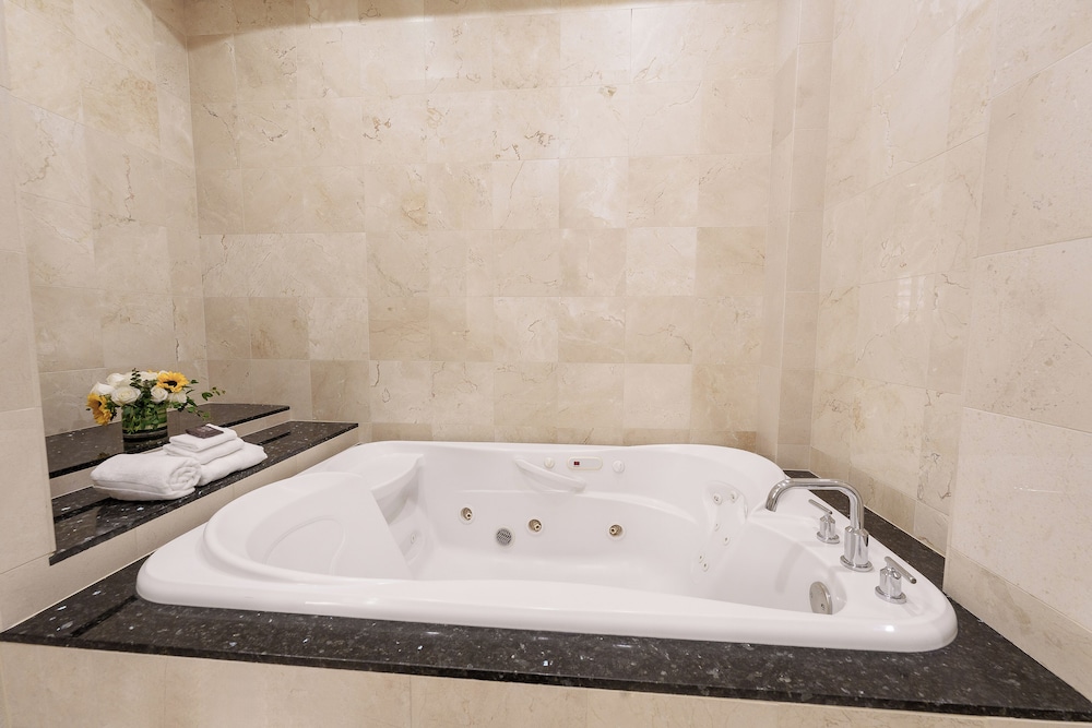 Premier Suite, 1 Bedroom with 2 Queens (High Floor) - Photo 20