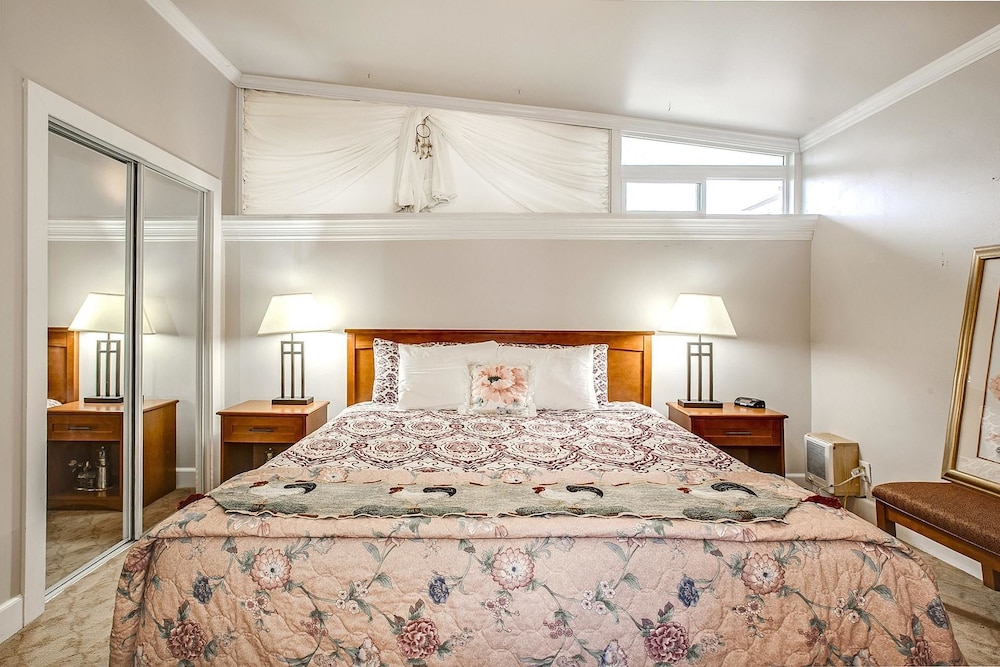 Condo, 1 King Bed, Pool View photo 1