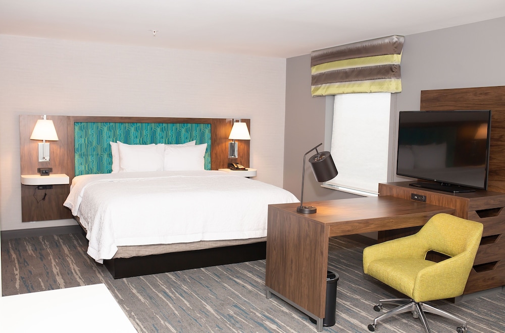 Studio, 1 King Bed, Refrigerator & Microwave (Wet bar) photo 3