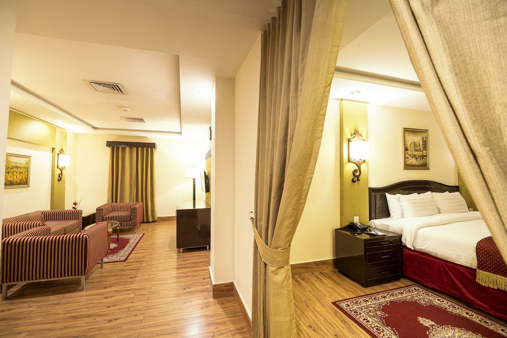 Executive Suite, 1 King Bed, Private Bathroom photo 3