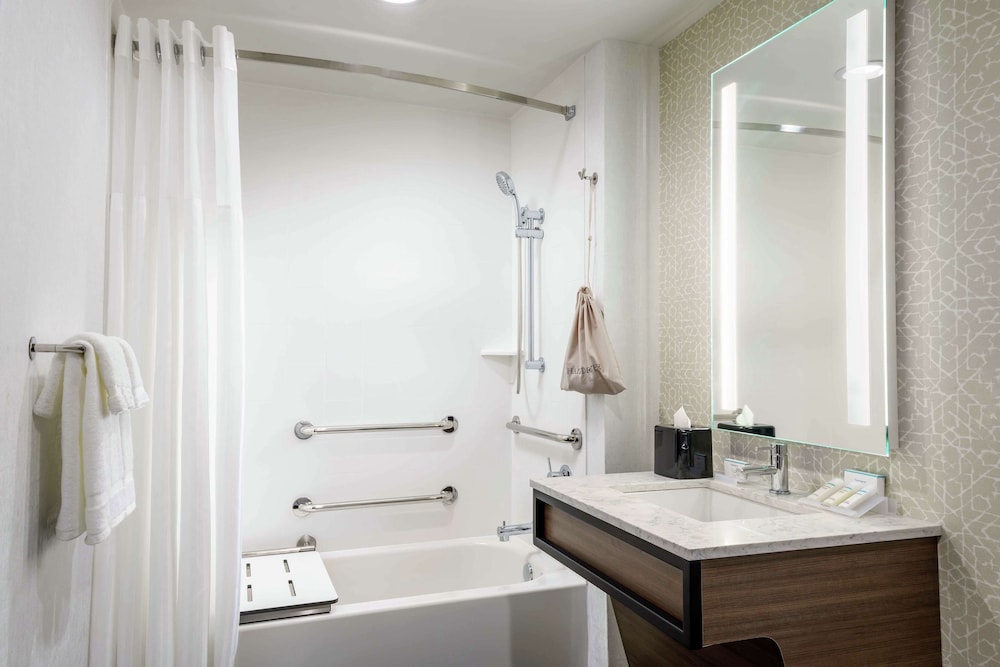 Suite, 1 Bedroom, Accessible, Bathtub - Photo 7