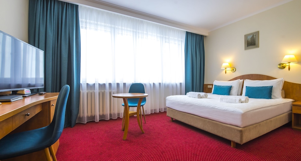 Standard Room, 1 King Bed, Non Smoking - Photo 2
