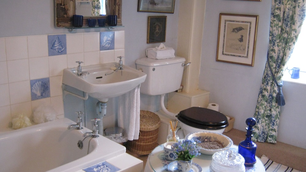 Double Room, Private Bathroom (The Yellow Room) photo 2