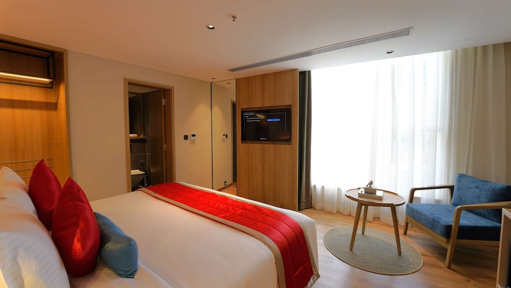Premium Room, 1 King Bed, Non Smoking, Garden View photo 2