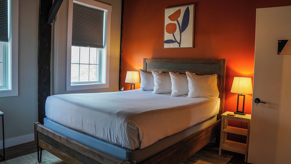 Room (The Easthampton Room)